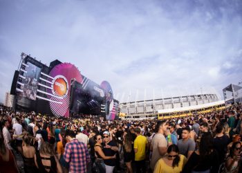 Agito até amanhecer: Garota Vip Fortaleza anima milhares de pessoas no estacionamento da Arena Castelão