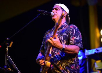 Durval Lélys e Dennis DJ agitam a sexta-feira do Camarote Mucuripe