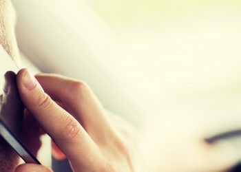 Um em cada cinco brasileiros afirma dirigir usando o celular