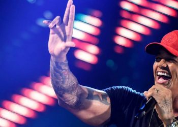 Léo Santana estreia o bloco Vem Com o Gigante no Fortal; relembre os maiores sucessos do cantor