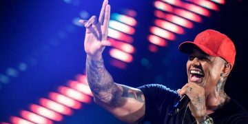 Léo Santana estreia o bloco Vem Com o Gigante no Fortal; relembre os maiores sucessos do cantor