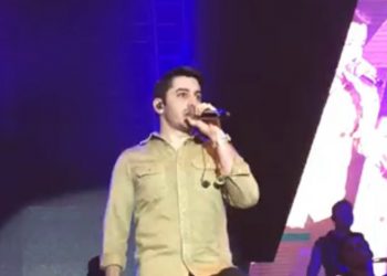 Após susto com acidente da banda, Jonas Esticado agradece pelo carinho do público; assista