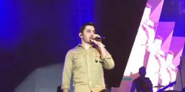 Após susto com acidente da banda, Jonas Esticado agradece pelo carinho do público; assista