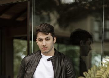 Em clima de romance, Jonas Esticado grava clipe de “Vem Me Amar” em haras de Pernambuco