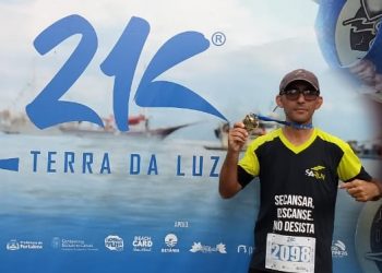 Participante da Corrida 21k Terra da Luz homenageia a maratona com tatuagem da medalha