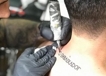 Gusttavo Lima tatua o título de Embaixador nas costas