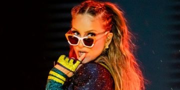 Claudia Leitte canta sucessos internacionais na turnê “Bandera Tour”