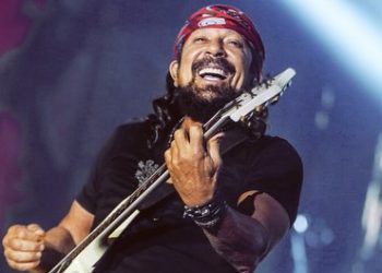 Guitarra de Bell Marques é leiloada para auxílio de limpeza das praias nordestinas