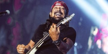 Guitarra de Bell Marques é leiloada para auxílio de limpeza das praias nordestinas