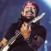 Guitarra de Bell Marques é leiloada para auxílio de limpeza das praias nordestinas