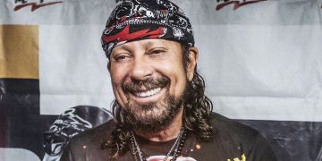 Bell Marques anuncia novas músicas em estúdio de casa