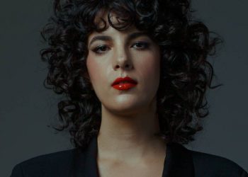 Cantora Céu faz show gratuito na Praia de Iracema