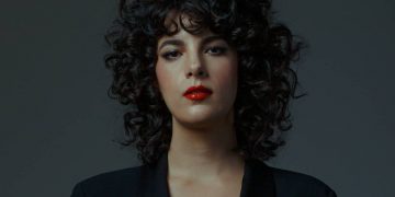 Cantora Céu faz show gratuito na Praia de Iracema
