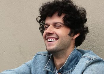 Davi Cartaxo lança clipe da música “Vou Pra Ficar” com participação de bailarina cega