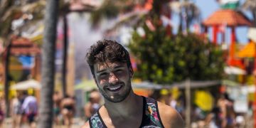 Lucas Viana aproveita fim da Fazenda para descansar no Ceará