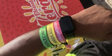 Pulseiras da “paquera” da DLT viram febre nos Bloquinhos de Verão 2020