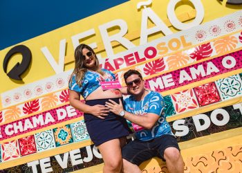 Casal que se conheceu no Bloquinho de Verão faz ensaio de gestante na festa e protagoniza pedido de casamento ao som de Jonas Esticado