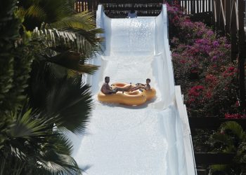 Ator Thiago Rodrigues e filho aproveitam dia diversão no Beach Park