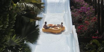 Ator Thiago Rodrigues e filho aproveitam dia diversão no Beach Park