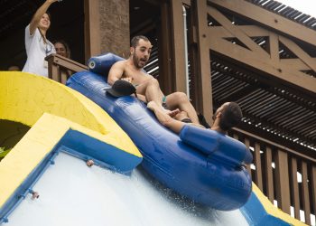 Rodrigo e Diogo, irmãos da banda Melim, se divertem no Beach Park