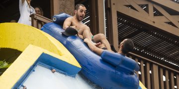 Rodrigo e Diogo, irmãos da banda Melim, se divertem no Beach Park