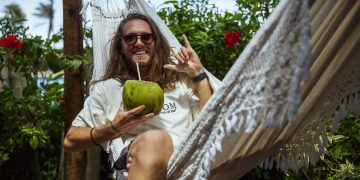 Atração do projeto Som do Mar, cantor Vitor Kley se diverte no Beach Park