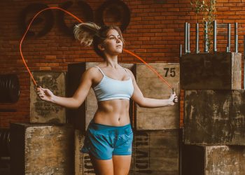 Treino em casa requer cuidados com lesões e foco nos objetivos físicos certos