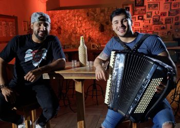 Wallas Arrais divulga data do lançamento do clipe “Bebendo pra Esquecer” com Raí Saia Rodada