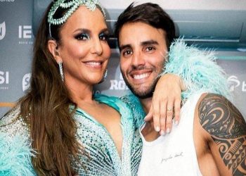 Ivete Sangalo e o marido Daniel Cady dão beijão durante live