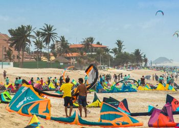 Atrativos naturais e excelente condição climática fazem da orla cearense referência em esportes náuticos
