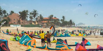 Atrativos naturais e excelente condição climática fazem da orla cearense referência em esportes náuticos