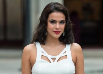 Bruna Marquezine se diverte nas praias do Ceará