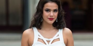 Bruna Marquezine se diverte nas praias do Ceará