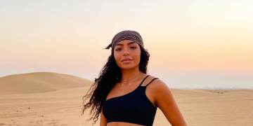 Any Gabrielly do grupo Now United aproveita final de semana no Beach Park
