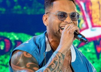 Tony Salles, da banda Parangolé, recebe a primeira dose da vacina contra a Covid-19