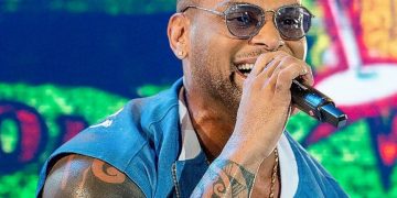 Tony Salles, da banda Parangolé, recebe a primeira dose da vacina contra a Covid-19