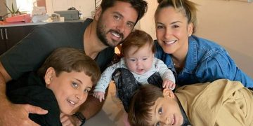 Claudia Leitte leva família para passeio na Disney; confira