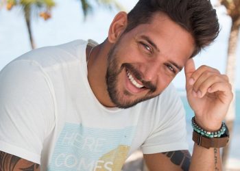 Felipe Pezzoni, da Banda Eva, recebe 1ª dose de vacina contra a Covid-19
