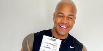 Léo Santana recebe 1ª dose de vacina contra covid-19: “Viva a Vida”