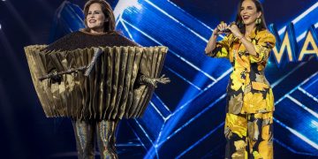 Repórter do Fantástico foi a segunda eliminada do ‘The Masked Singer Brasil’; veja resumo do episódio