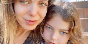 Sheila Mello aparece ao lado de filha recém-nascida e comemora maternidade; confira