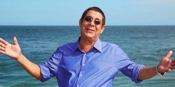 Internado com Covid-19, Zeca Pagodinho alegra equipe médica ao cantar no hospital; confira