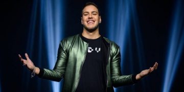 Conheça John Amplificado, dono do hit ‘Chega e Senta’ que lidera ranking do Spotify e Deezer