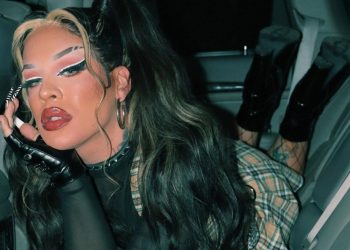 Gloria Groove interpreta Xanddy, do Harmonia do Samba, em programa de TV; confira