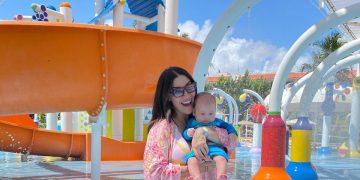 Influencer e ex-BBB Boca Rosa escolhe o Beach Park para curtir 1ª viagem com filho