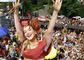 Claudia Leitte confirma participação no Carnaval de 2022