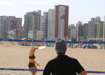 AYO Unidade Beira Mar inaugura quadras de areia na orla de Fortaleza com aulas experimentais de vôlei de praia e beach tennis