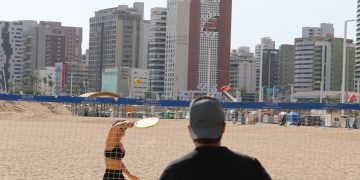 AYO Unidade Beira Mar inaugura quadras de areia na orla de Fortaleza com aulas experimentais de vôlei de praia e beach tennis