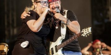 Bell Marques faz homenagem emocionante a Marília Mendonça em show; confira