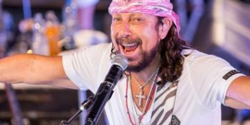 Bell Marques comanda folia fora de época no Cruzeiro “Vumbora Pro Mar”; confira programação